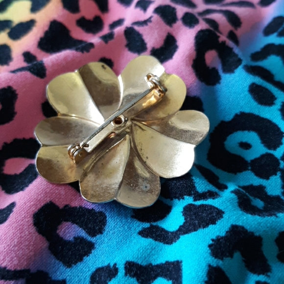 Vintage Gold Tone Flower Brooch - Picture 2 of 3